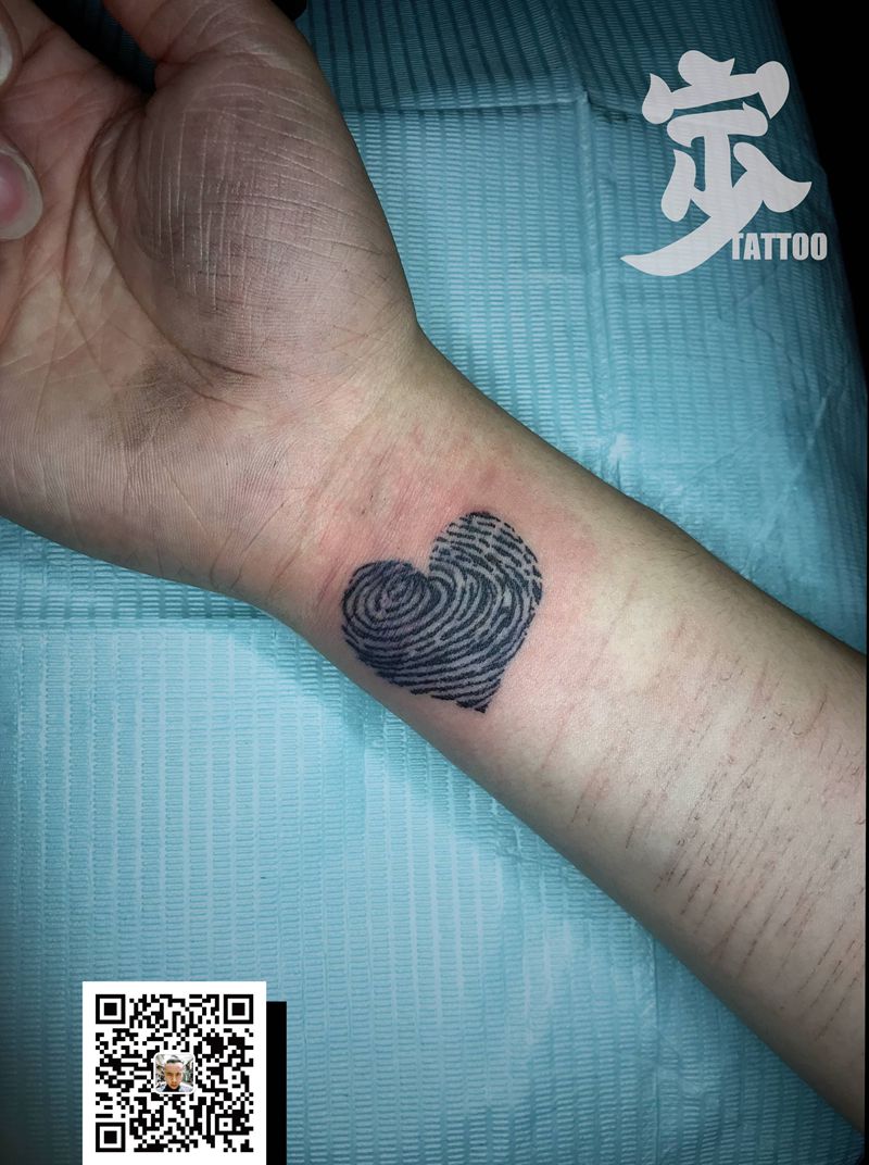 黑爱心纹身图片_手臂图腾纹身图案