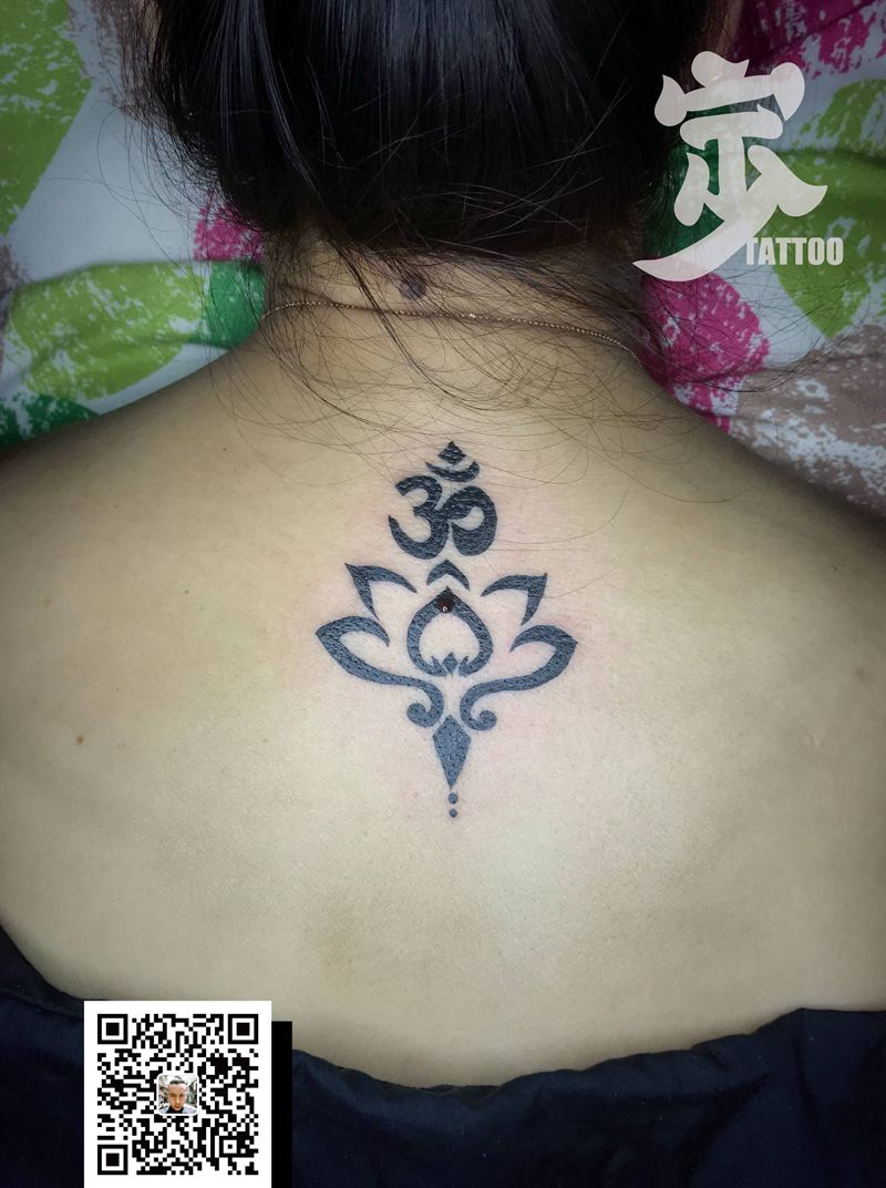 瑜伽莲花图腾纹身图片_背部颈部图腾纹身图案