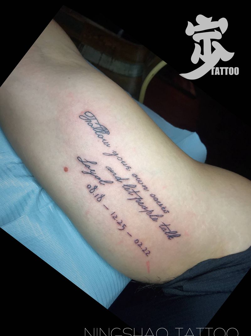 英文+日期纹身图片_手臂花体字纹身图案