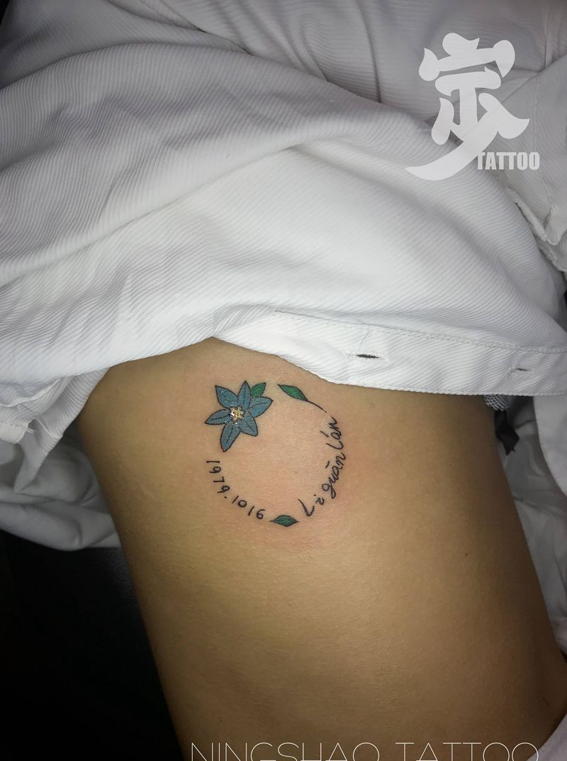 小花圈纹身图片_腰部花体字几何小清新纹身图案