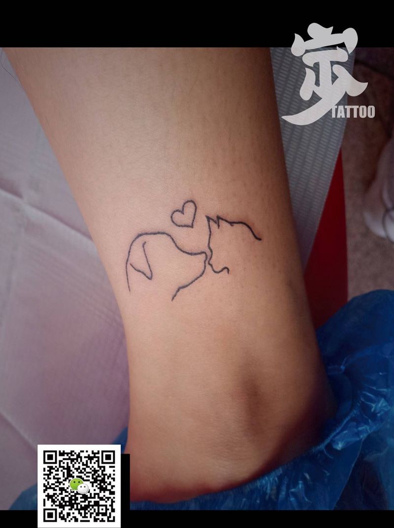 小猫小狗剪影纹身图片_脚部几何小清新纹身图案