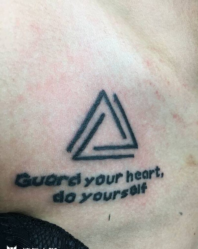 座右铭+几何纹身图片_胸部清新几何字符成品纹身图案