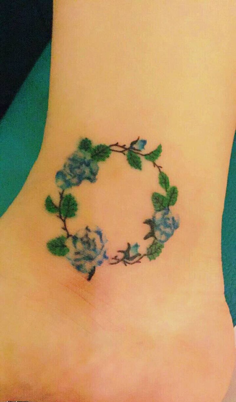 小花环纹身图片_脚部清新植物成品纹身图案