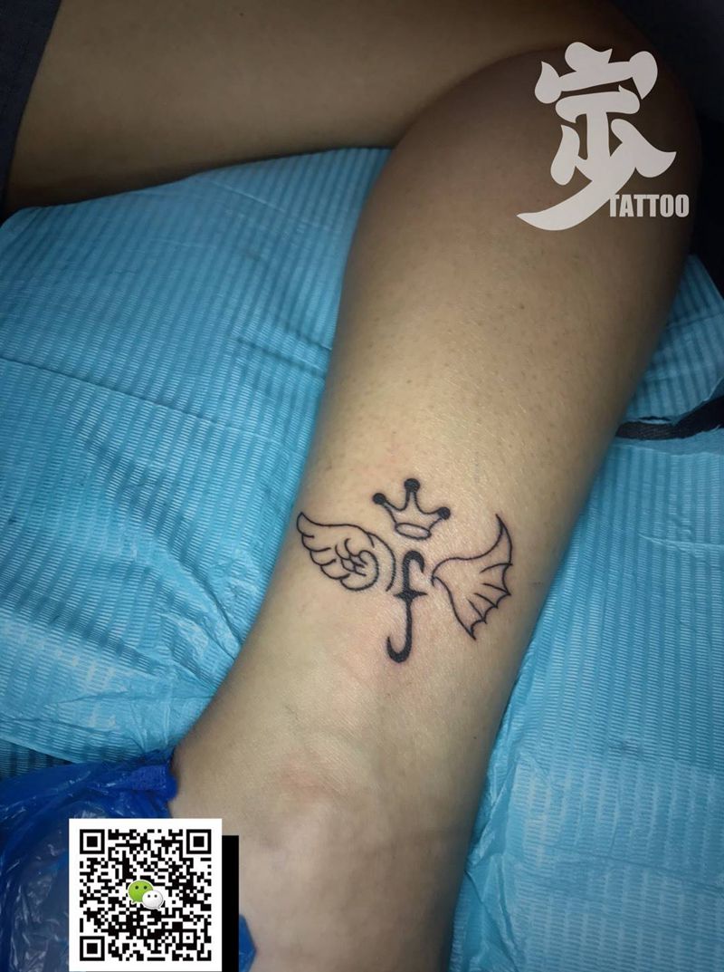 F纹身图片_腿部图腾花体字小清新纹身图案