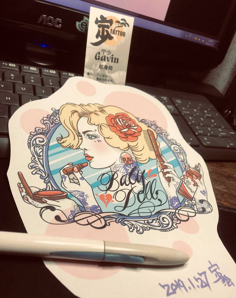 原创手稿+梳妆女郎纹身图片_胸部腿部New School纹身图案