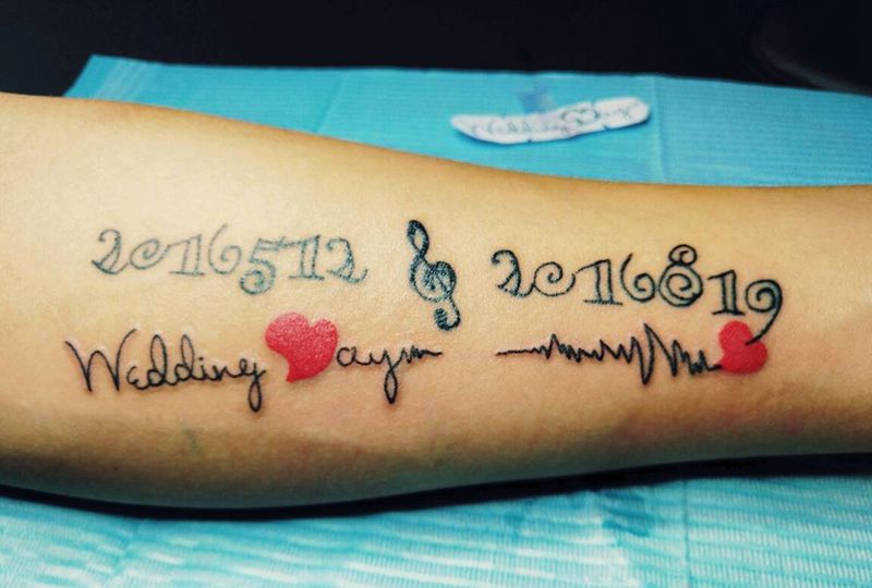 增加小英文+爱心纹身图片_手臂清新字符成品纹身图案