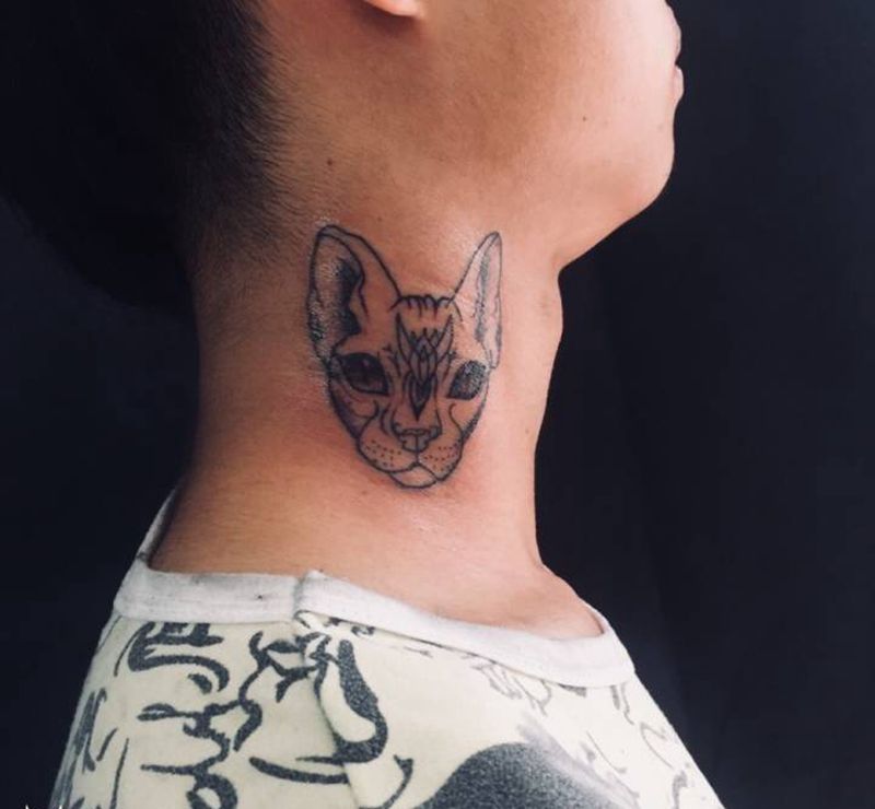 喵～纹身图片_成品颈部清新动物纹身图案