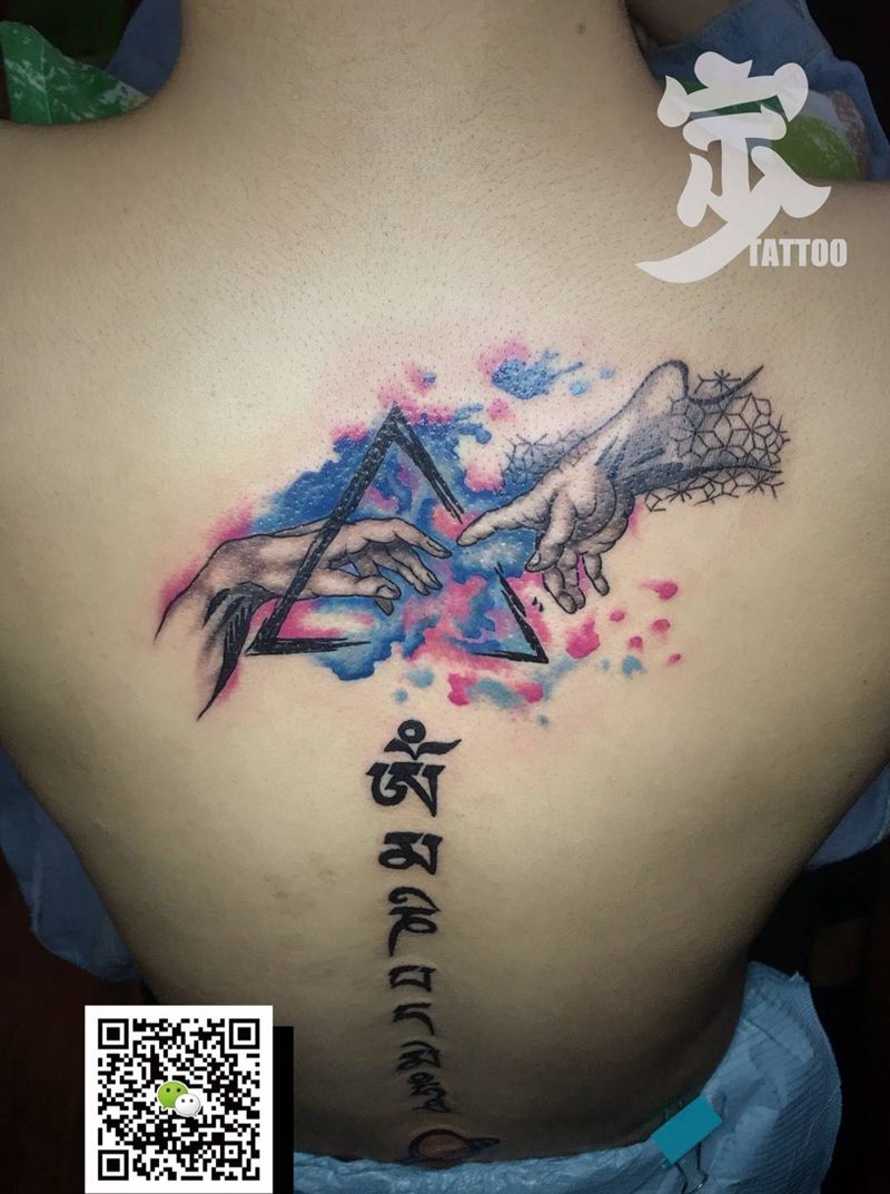 泼彩双手+梵文+小星球纹身图片_背部水彩图腾梵文纹身图案