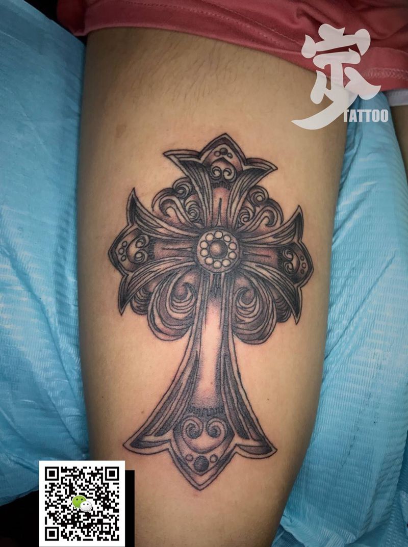 哥特式十字架✟纹身图片_腿部New School欧美写实十字架纹身图案