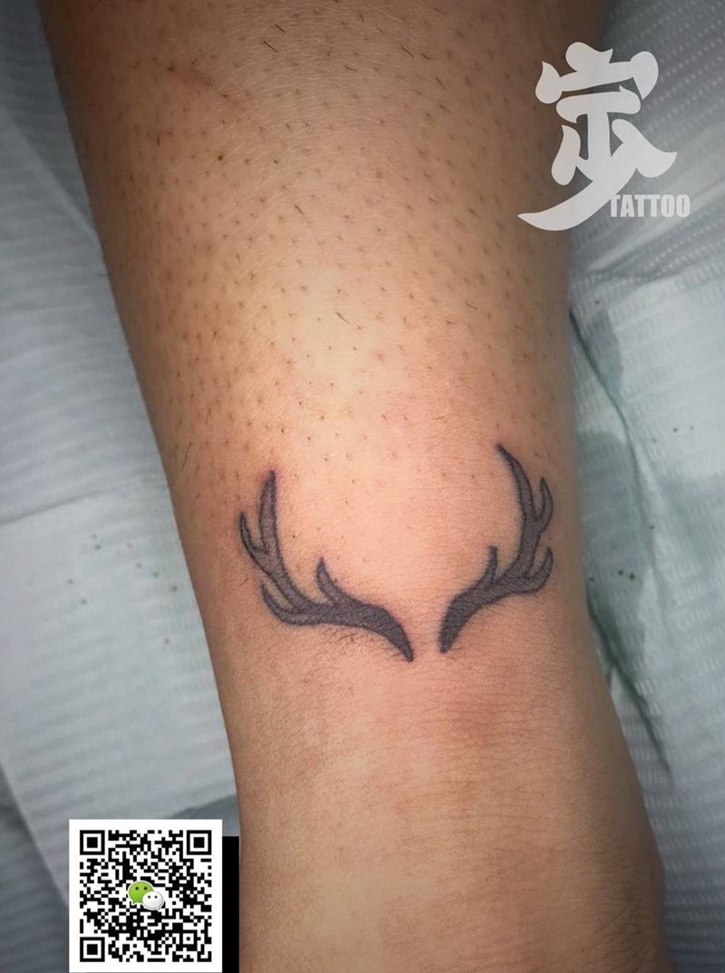小鹿角纹身图片_成品脚部清新动物纹身图案