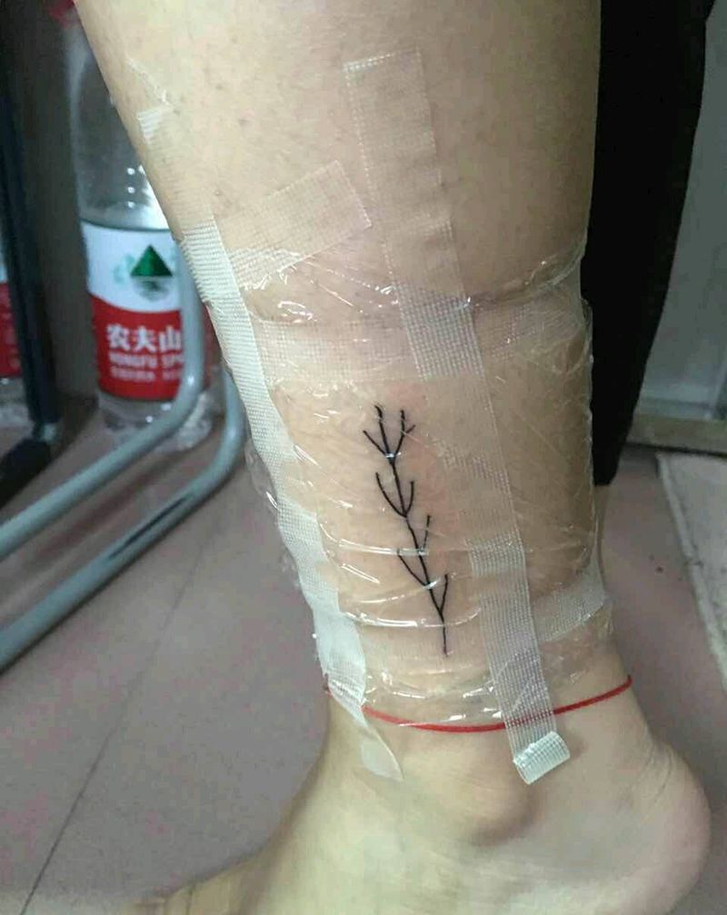 小树枝纹身图片_脚部清新植物成品纹身图案