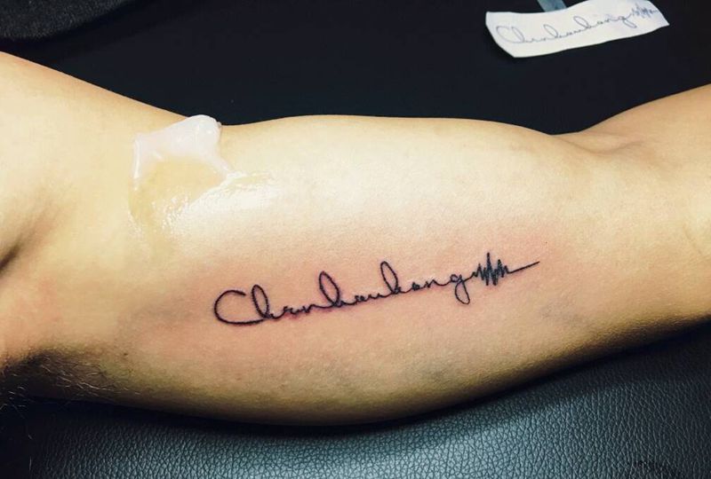 字母+电流纹身图片_手臂清新字符成品纹身图案