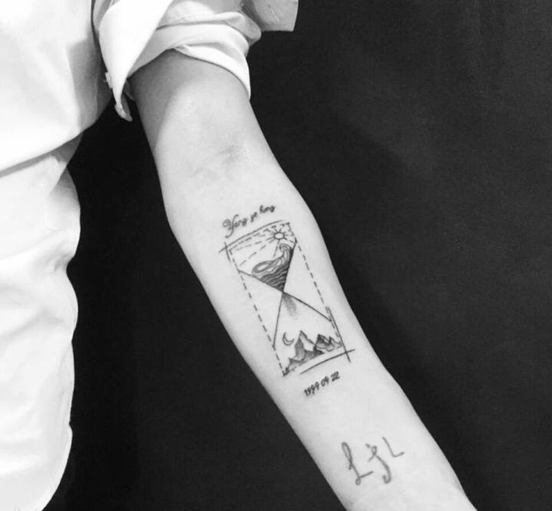 沙漏纹身图片_成品手臂清新纹身图案