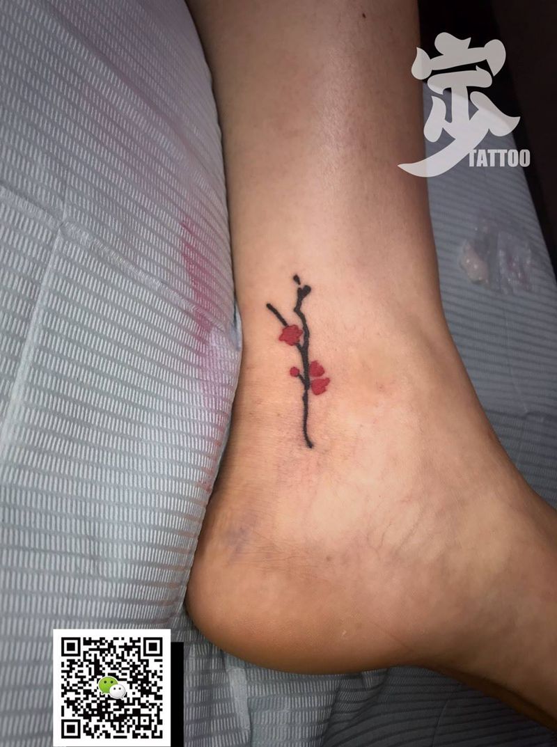 梅花枝纹身图片_脚部图腾水墨小清新纹身图案