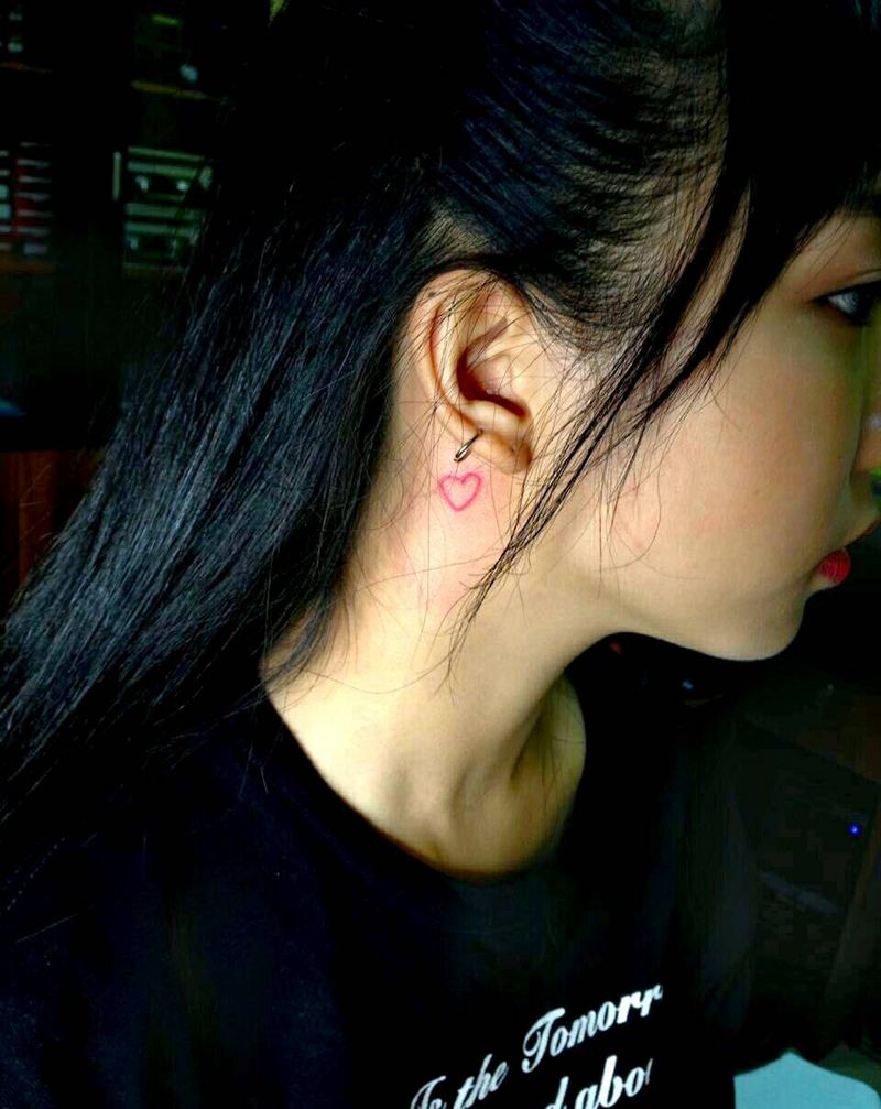 小爱心纹身图片_颈部清新成品纹身图案