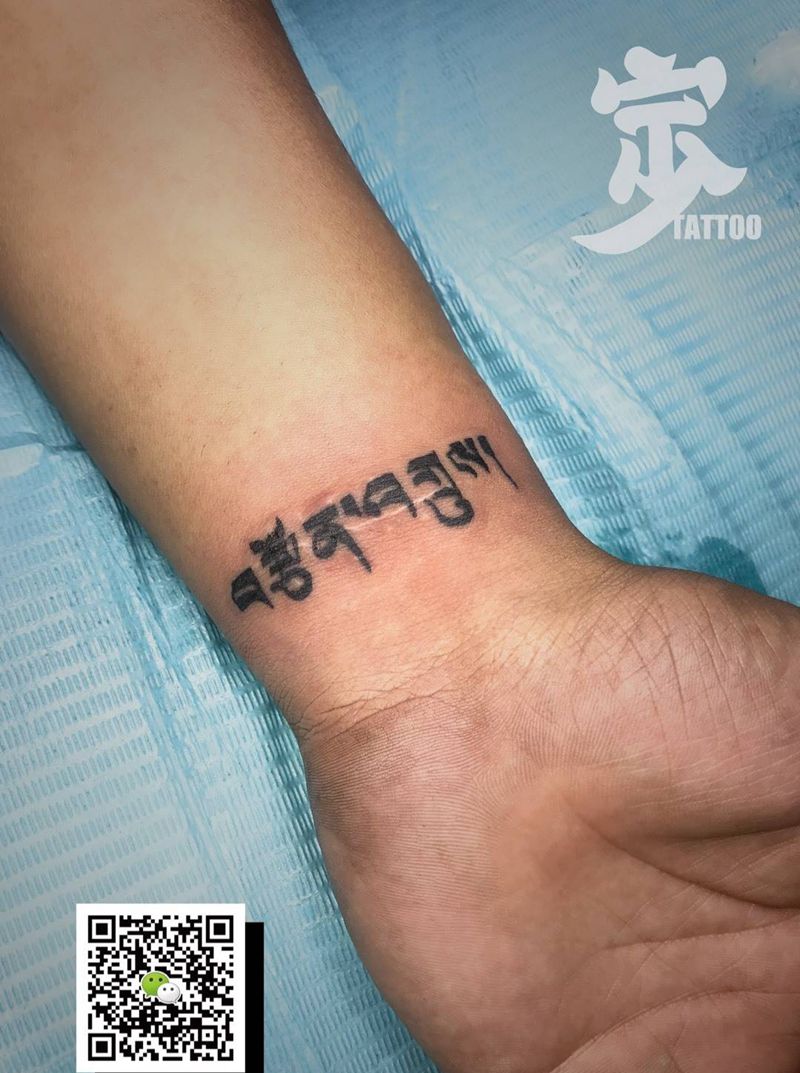 疤痕遮盖+努力+梵文纹身图片_手部图腾花体字纹身图案
