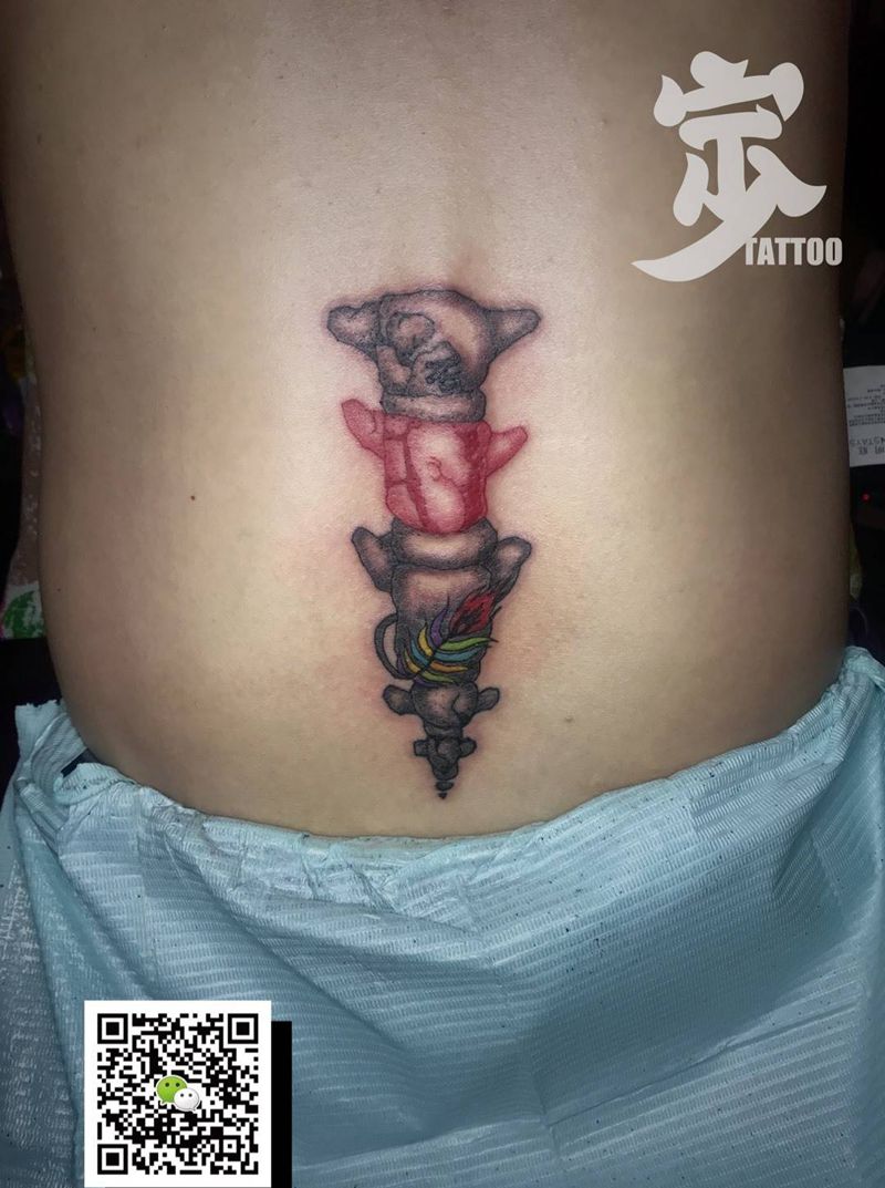 原创骨头纹身图片_宁少Tattoo成品原创背部臀部欧美写实纹身图案
