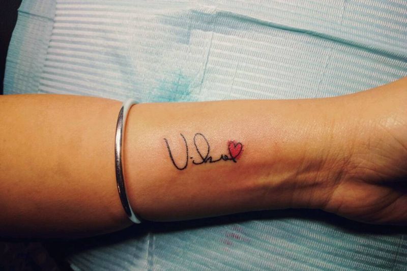小签名+爱心纹身图片_手臂清新字符成品纹身图案