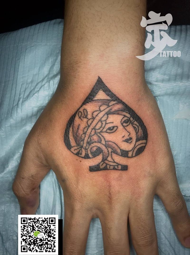 黑桃♠︎吉普赛女郎纹身图片_手部Old SchoolNew School吉普赛女郎纹身图案