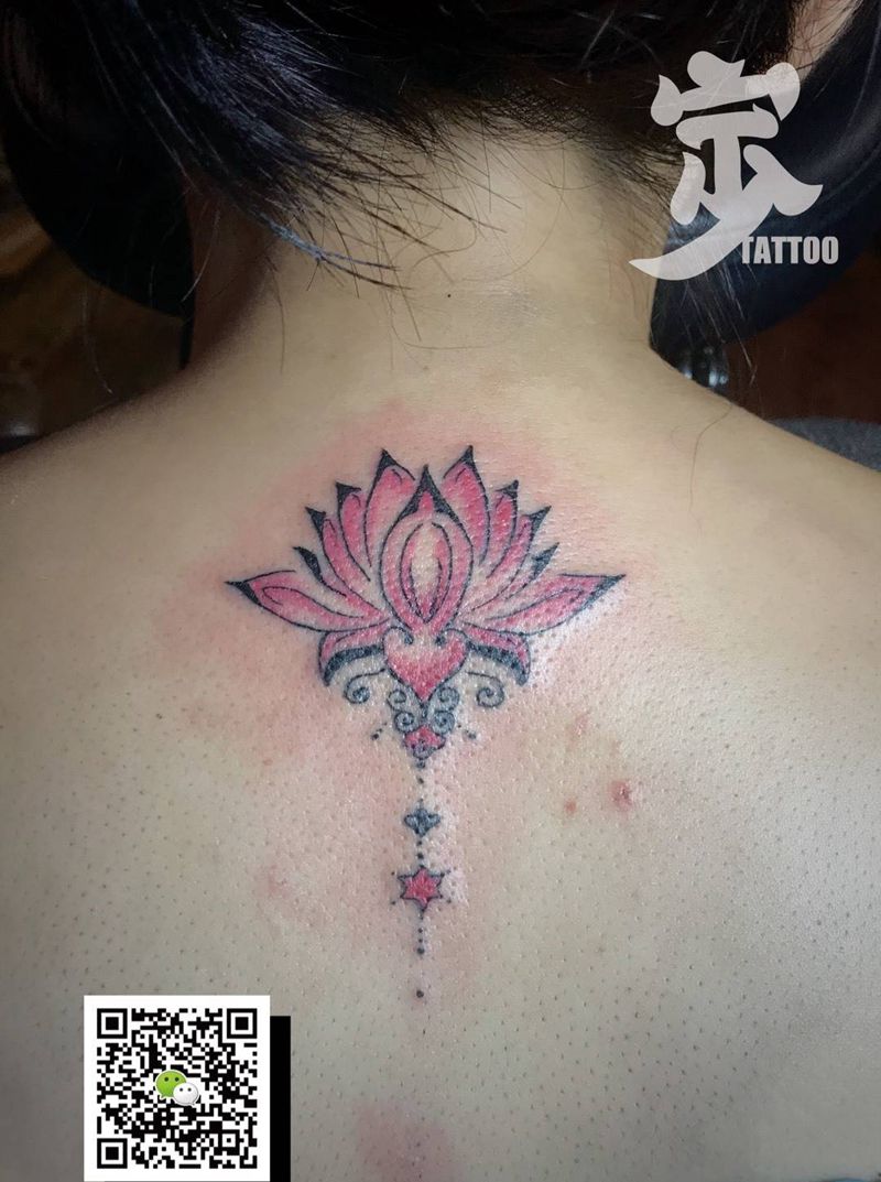 小荷花纹身图片_背部New School纹身图案