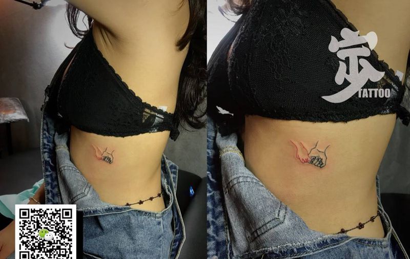 小牵手纹身图片_成品腰部胸部清新几何情侣纹身图案