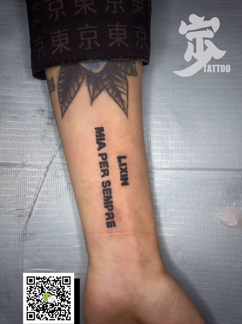 小字母纹身图片_手部图腾花体字纹身图案