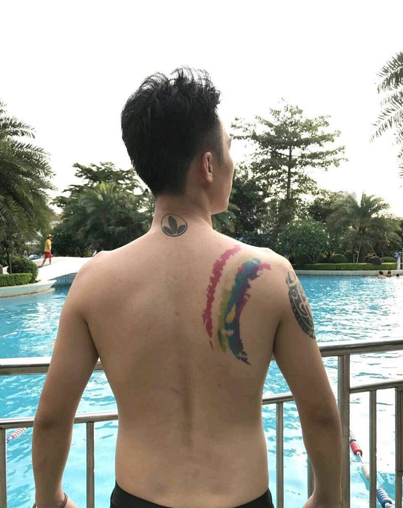 彩虹泼彩纹身图片_肩部背部清新几何原创成品纹身图案