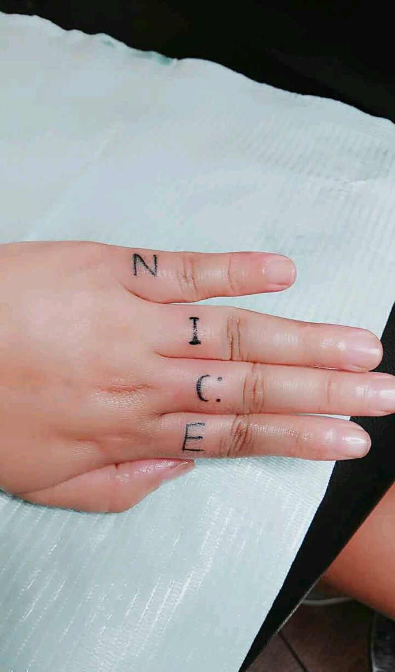 小图纹身图片_手部清新字符成品纹身图案