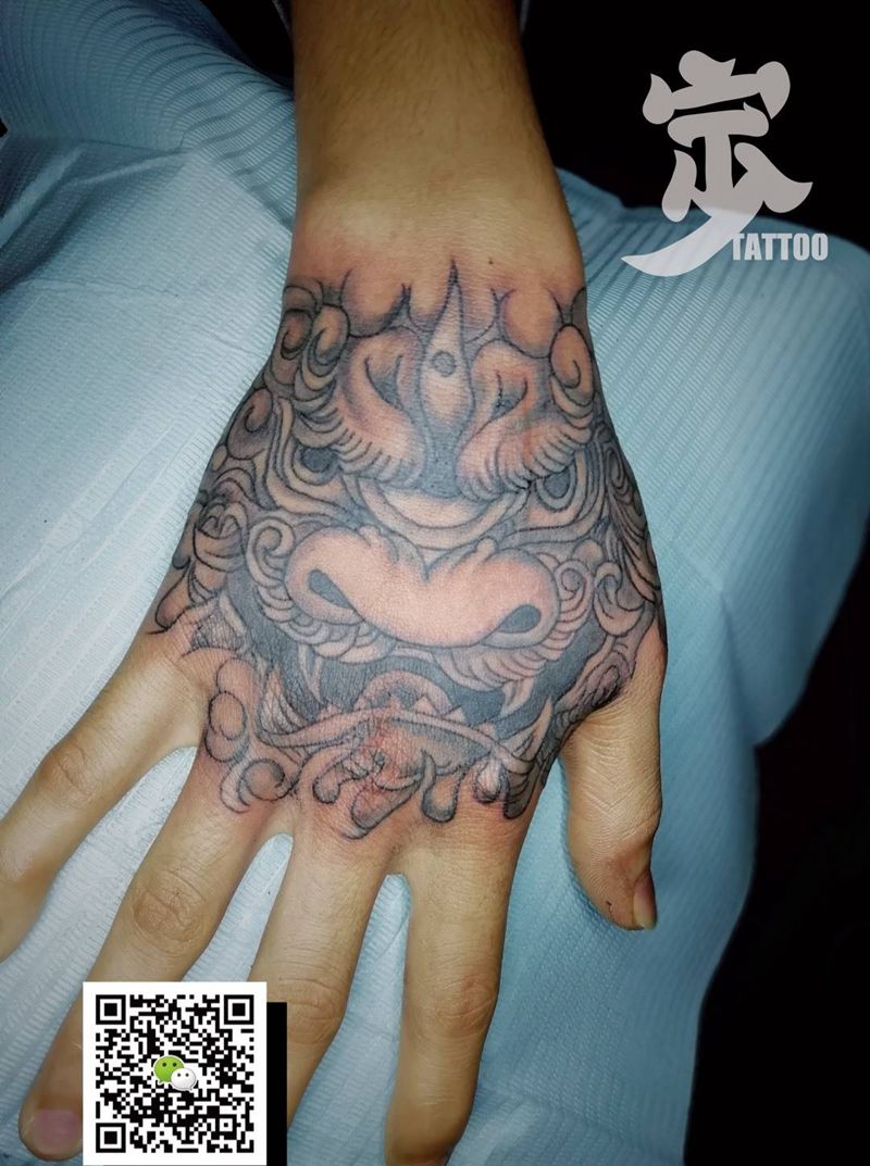 手背唐狮纹身图片_手部老传统新传统唐狮纹身图案