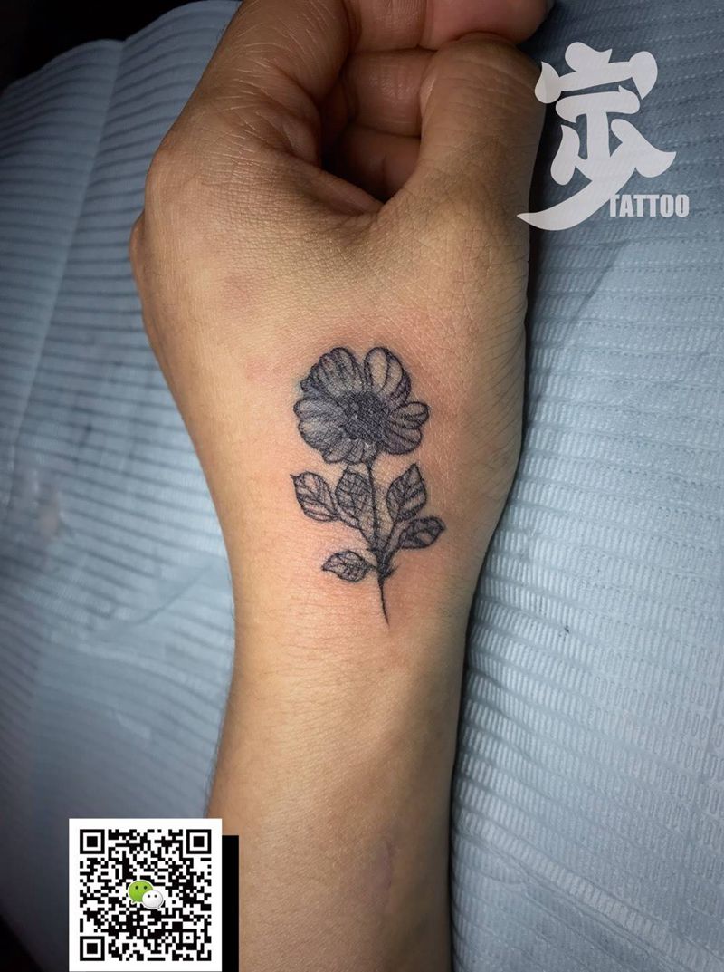 小花+遮盖纹身图片_手部点刺Old School小清新纹身图案