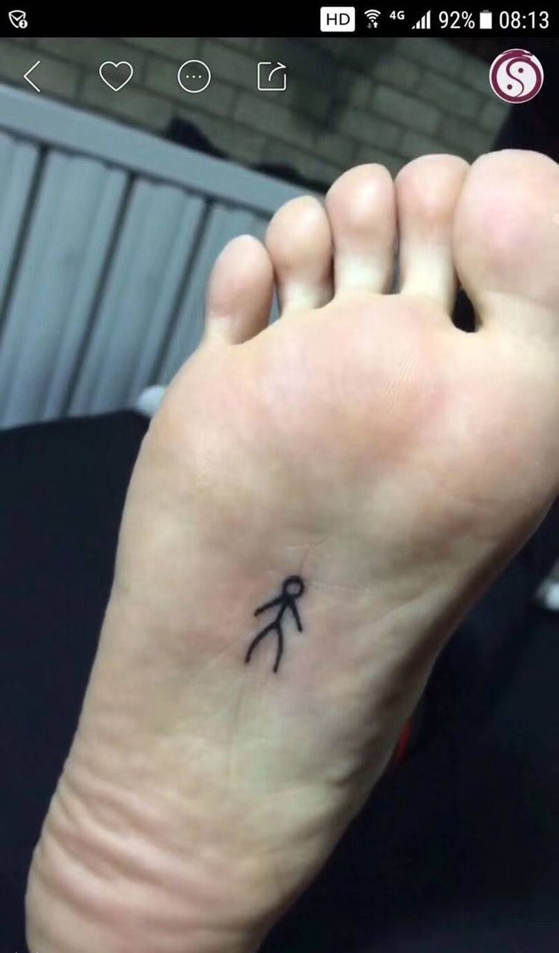 踩小人纹身图片