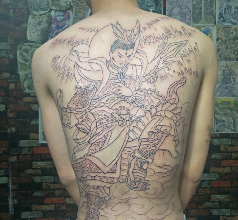 线条纹身图片_背部纹身图案