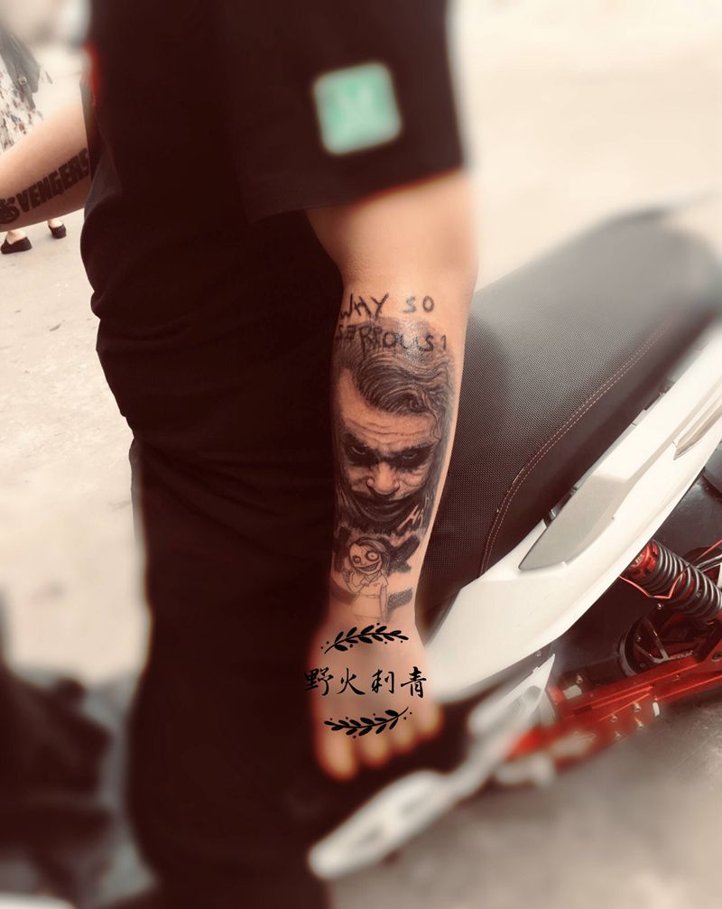 小丑纹身图片_手臂欧美写实纹身图案