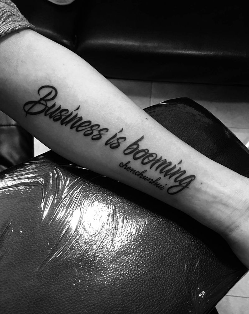 生意兴隆英文纹身图片_手臂花体字纹身图案