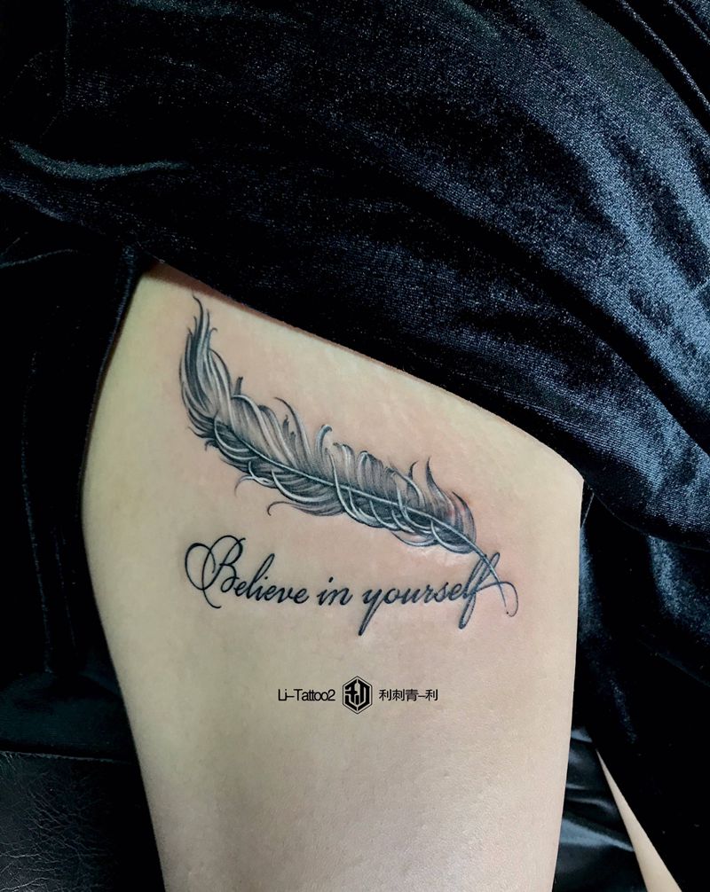 羽毛➕英文纹身图片_腿部纹身图案