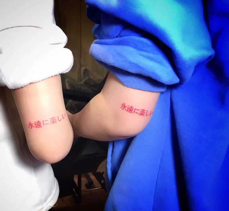 近期小图纹身图片_手部花体字纹身图案