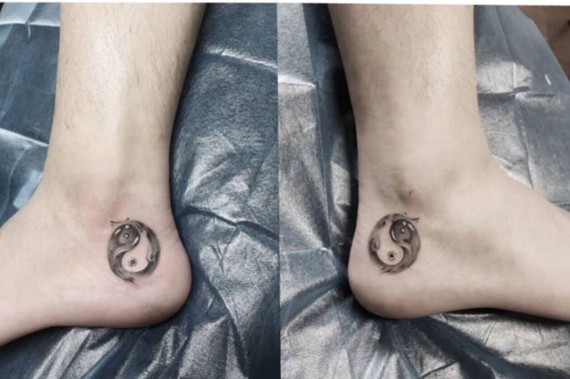 脚踩八卦啥也不怕纹身图片_腿部欧美写实水墨纹身图案