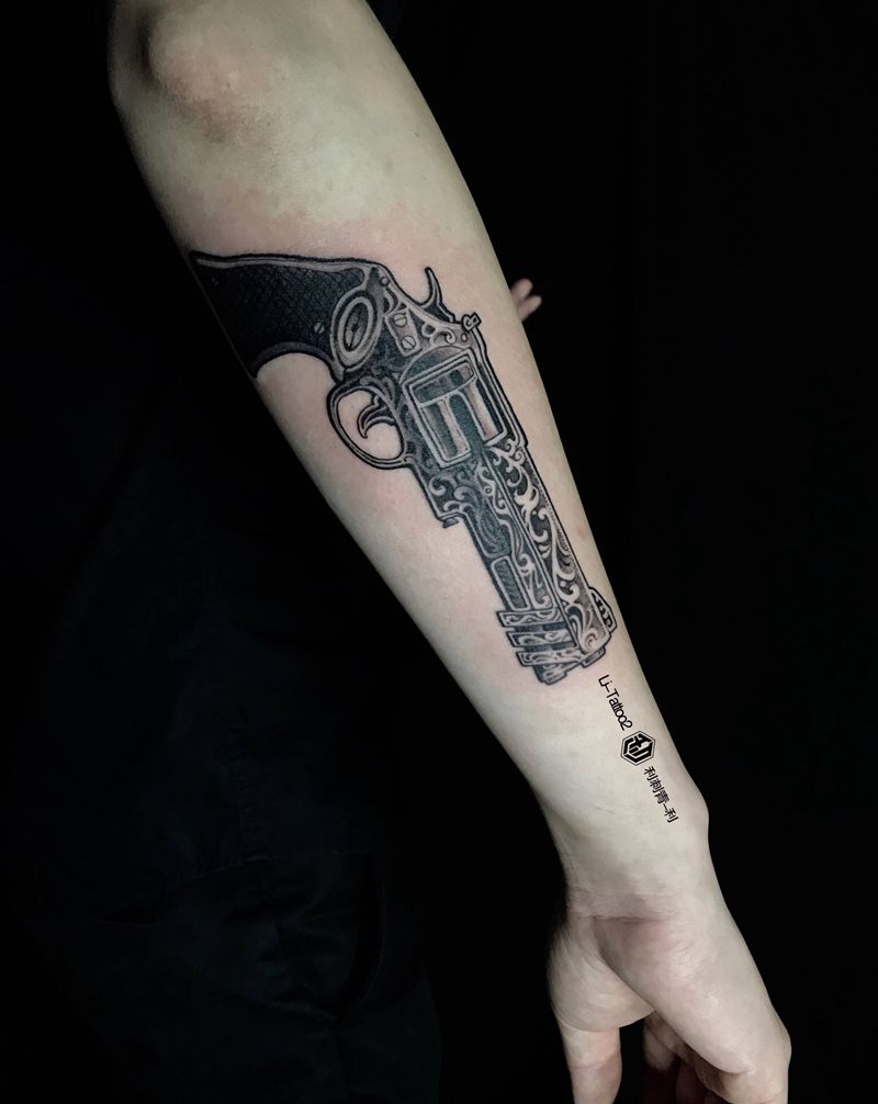 手枪纹身图片_手臂纹身图案