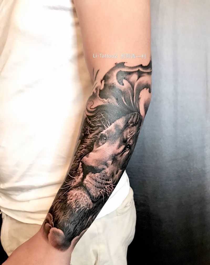 狮子纹身图片_手臂欧美写实纹身图案