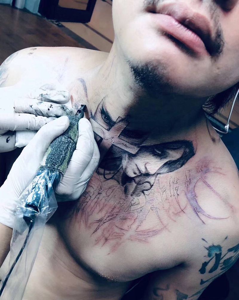 继续脖子纹身图片_颈部纹身图案