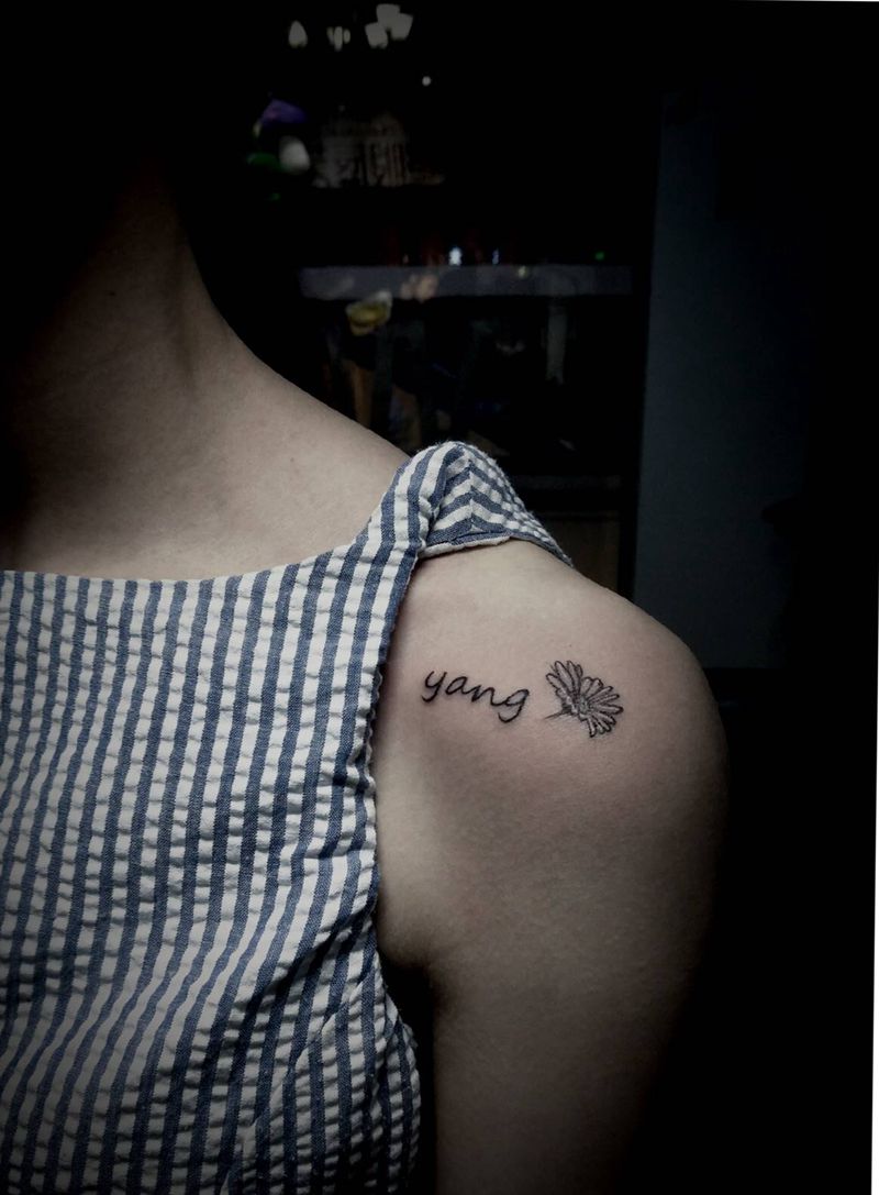 小字母纹身图片_肩部纹身图案