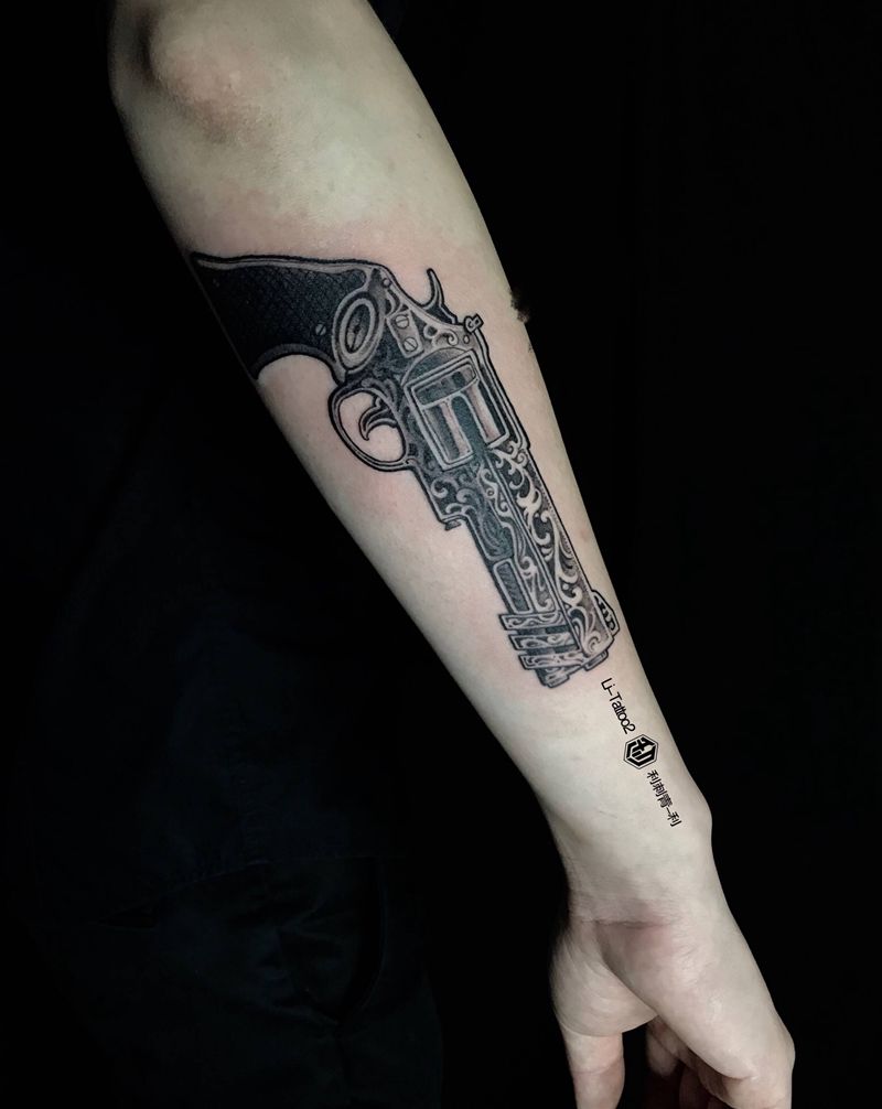 手枪纹身图片_手臂纹身图案