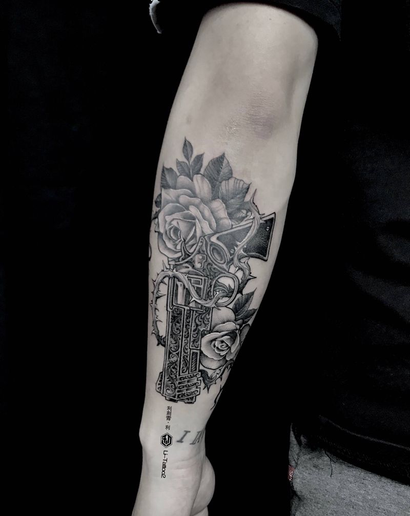 手枪纹身图片_手臂纹身图案