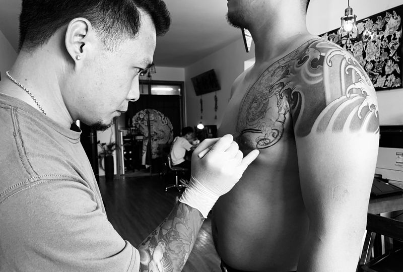 貔貅纹身图片_胸部老传统纹身图案