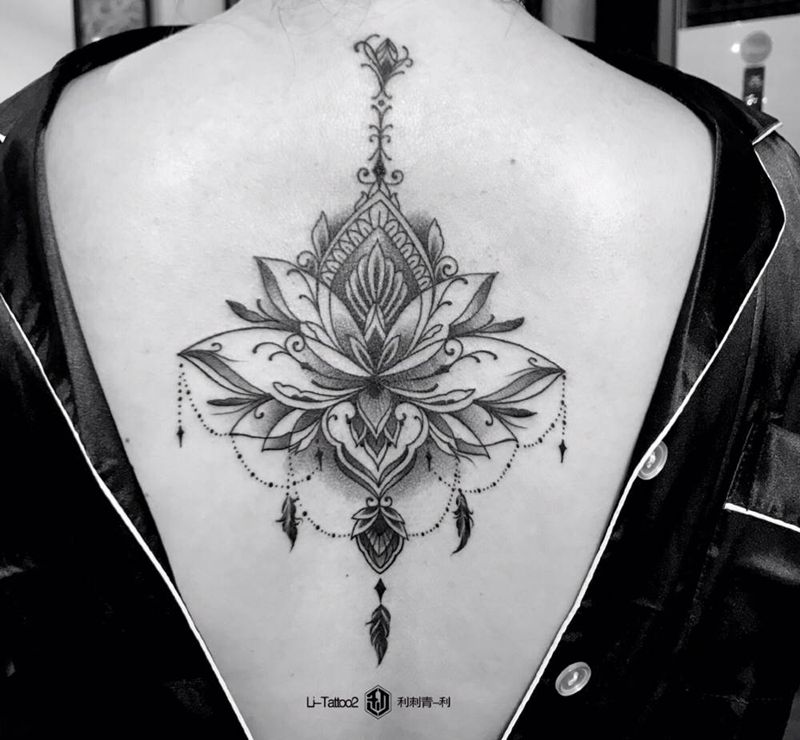 梵花纹身图片_背部几何纹身图案