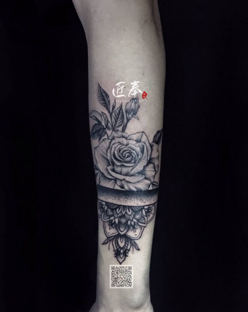 花卉拼曼陀罗纹身图片_手部点刺欧美写实纹身图案
