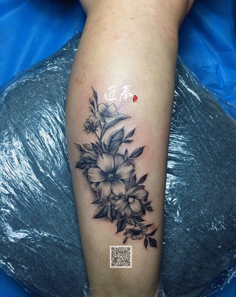 花卉纹身图片_腿部欧美写实纹身图案