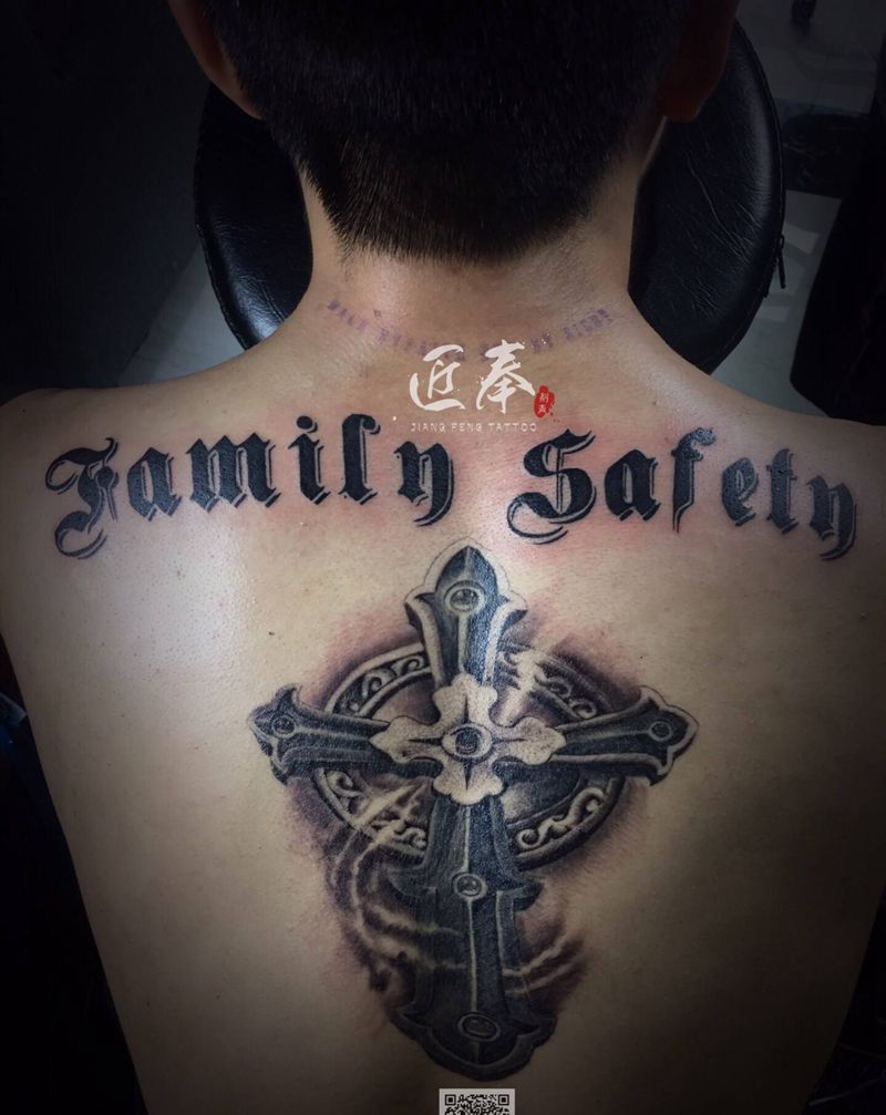 十字架纹身图片_背部欧美写实纹身图案