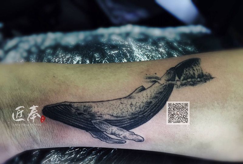 鲸鱼纹身图片_手臂欧美写实纹身图案