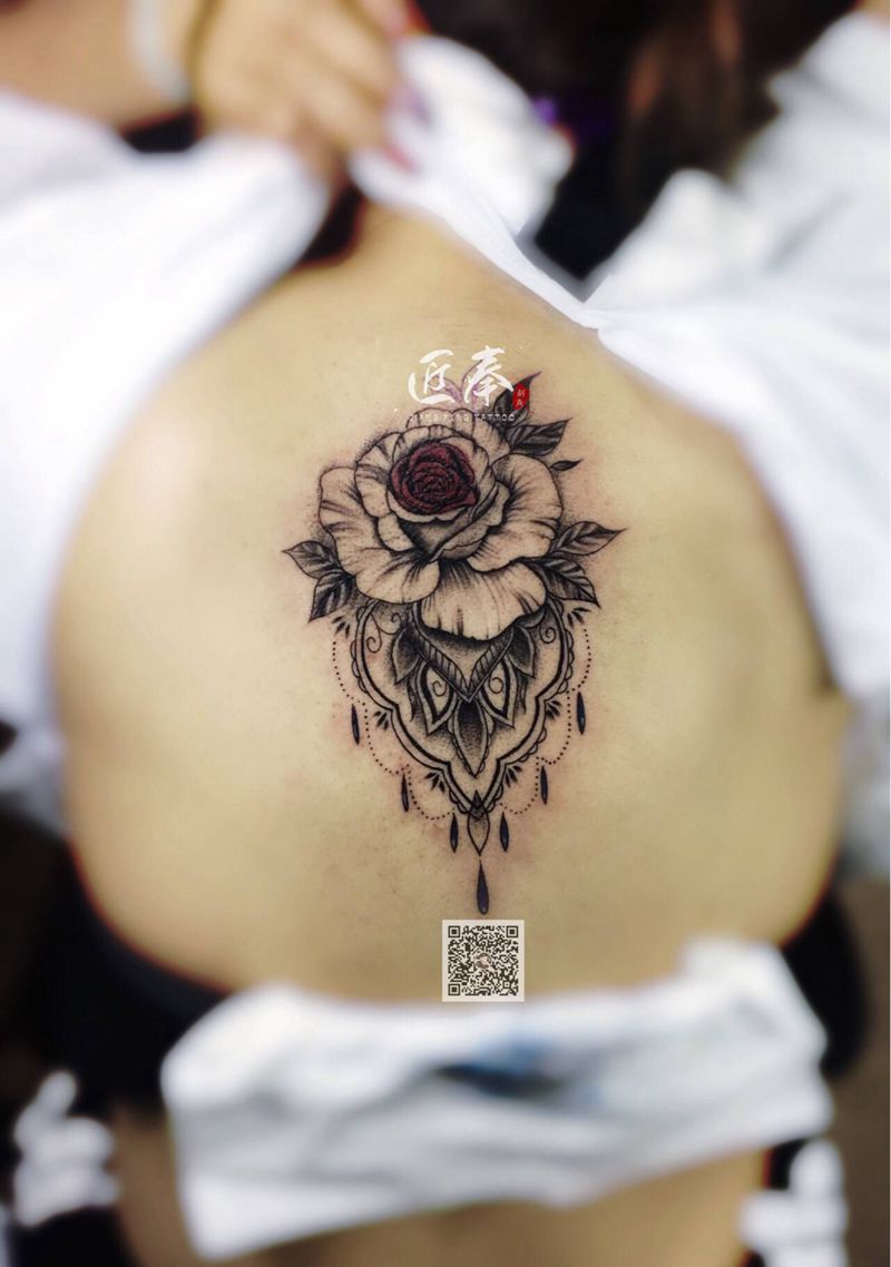 花卉纹身图片_背部欧美写实纹身图案